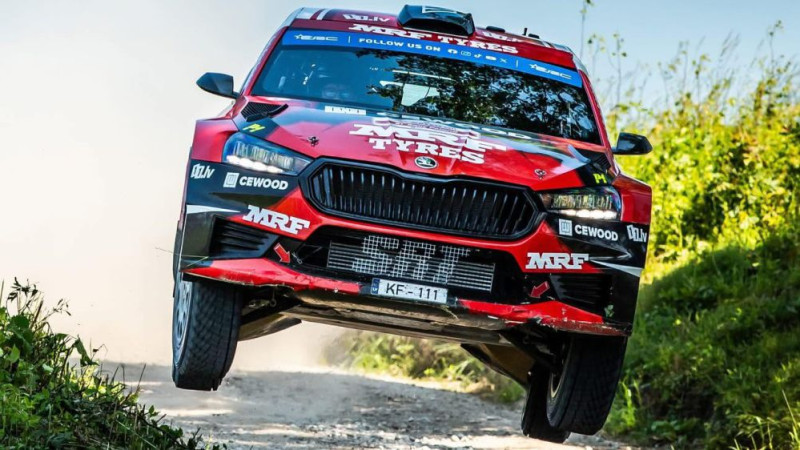 Seska ekipāža Polijas rallijā lido un ir pārliecinošā vadībā