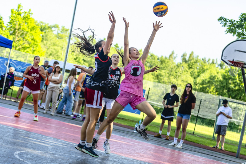 Latvijas Jaunatnes 3x3 basketbola čempionāts atklāts ar rīdzinieku uzvarām Upesciemā