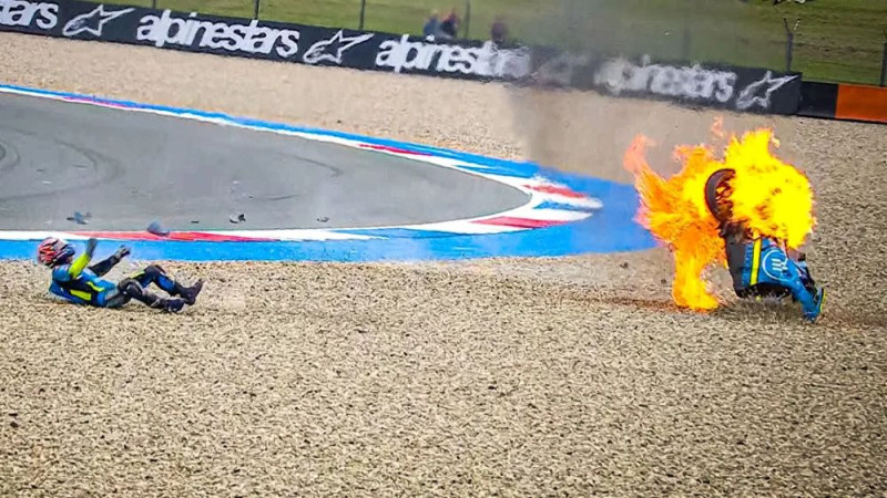 Video: "MotoGP" debitanta motociklu avārijā pārņem liesmas