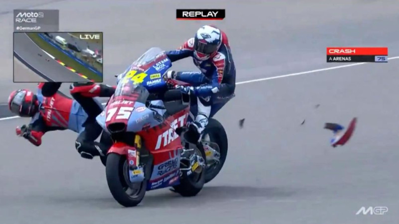 Video: Pēc iespaidīgas divu motociklu sadursmes "Moto2" sacensības nākas pārtraukt