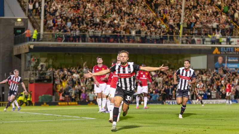 Mančestra piedzīvo fiasko piejūrā, Šefīldas Trešdiena trešdienā šokē Premjerlīgas klubu