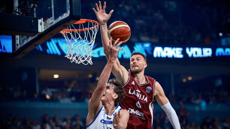 Latvji sarunās ar lietuvjiem: Porziņģim svarīgi – izbaudīt, Lomažs nodod vēstījumu kluba biedram