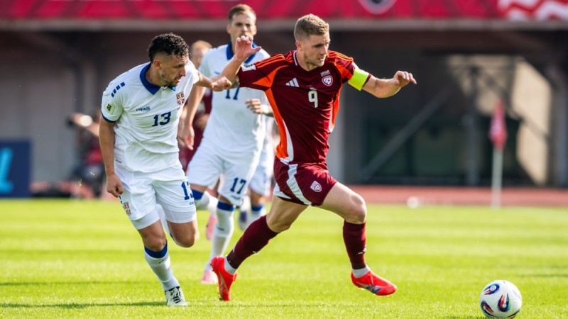 Latvijas futbolisti ātri ielaiž, iznieko zelta iespēju un piekāpjas Serbijai
