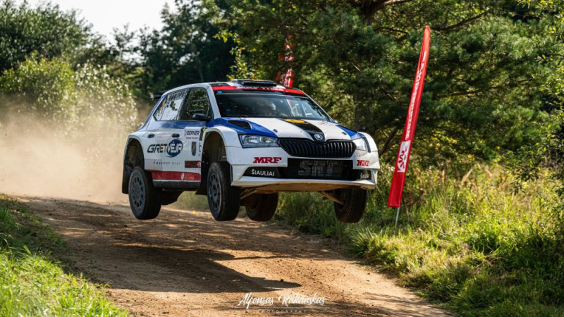 Sesks ar pamatīgu avāriju pēdējā ātrumposmā zaudē uzvaru Cēsu rallijā