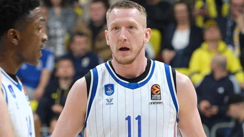 Šmitam zema precizitāte, Efes zaudē maču un divus garos spēlētājus