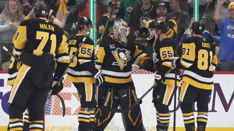 Pitsburgas "Penguins" spēlē līdzjutējs nogāžas no augšējā stāva