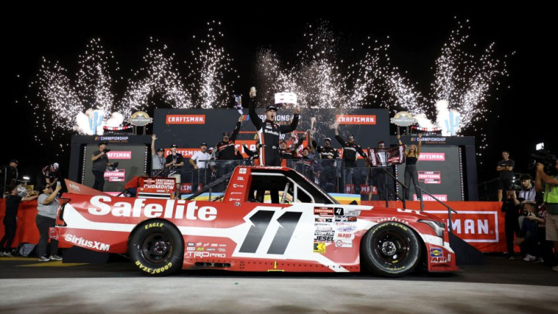 Heims no desmitās vietas izrauj uzvaru un kļūst par NASCAR "Truck Series" čempionu