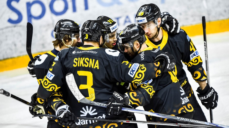 Ričards Grīnbergs iemet vienīgos vārtus spēlē Šamonī, Siksnam trīs punkti 12:0 uzvarā