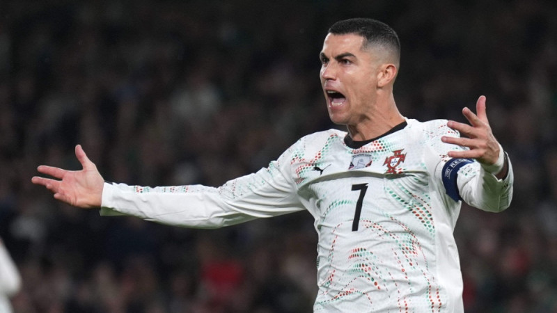 Ronaldu neiztur nervi un pirmo reizi Portugāles kreklā nopelna sarkano