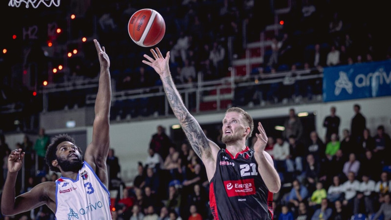 Šķēlem daudzpusīgs sniegums pret Vairoga komandu