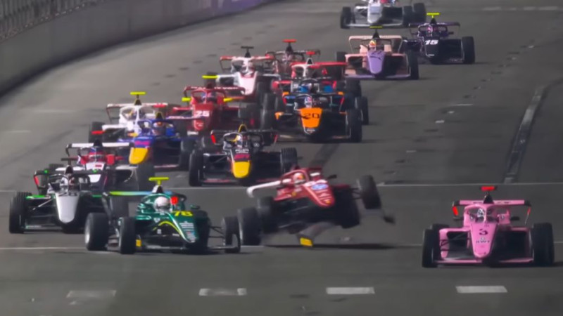 Video: "F1 Academy" posmā Lasvegasā dāmas avarē jau iesildīšanās aplī