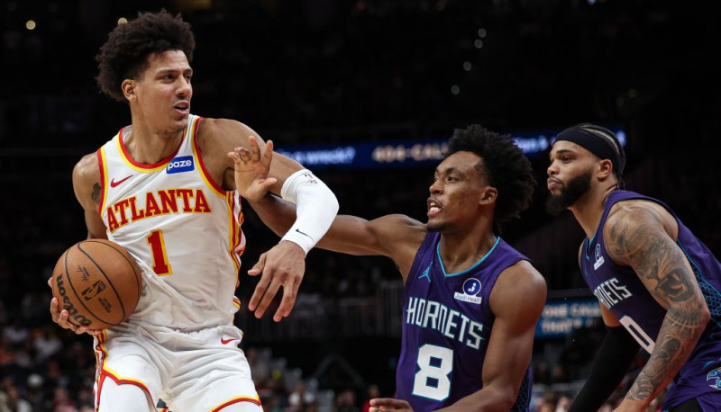 Porziņģim nespēlējot, Džonsons tuvu triple-double pret "Hornets"