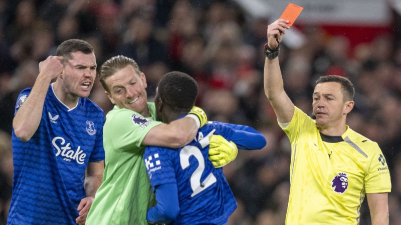 Sarkanā par sitienu komandas biedram: "Everton" treneris neiebilst