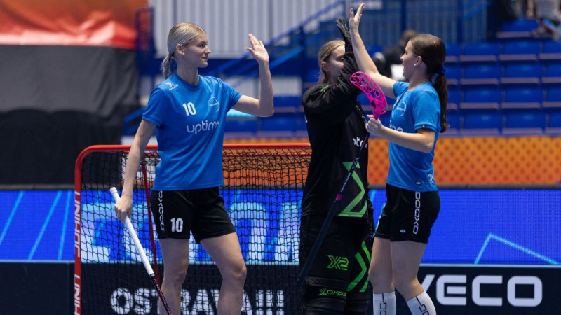 PČ florbolā sievietēm: jānoskaidro atlikušie pusfinālisti, pirmās izlases sadalīs vietas