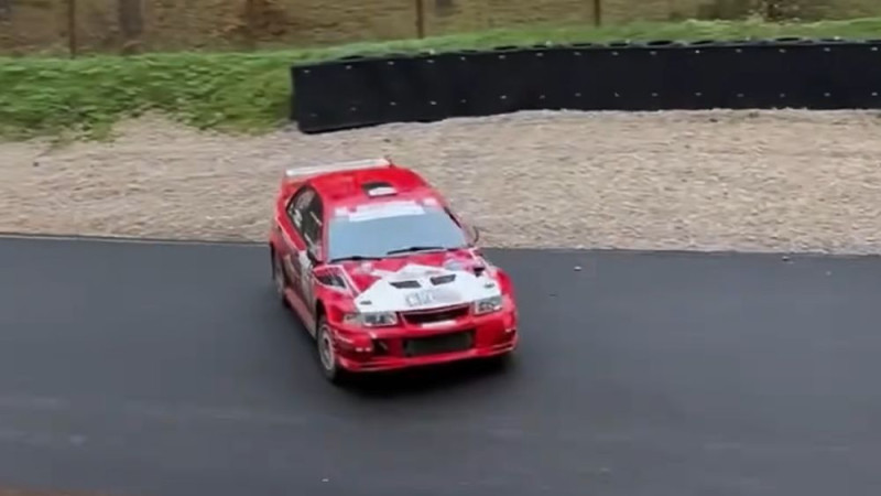 Video: Blūms no dīķa gonkām nonāk līdz rallijam ar miljoniem fanu internetā