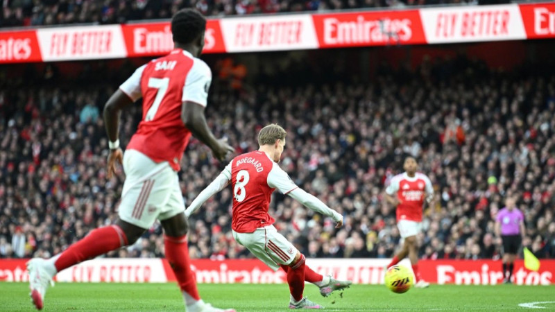 ''Arsenal'' atgriežas līderpozīcijā, ''Liverpool'' divi vārti divās minūtēs