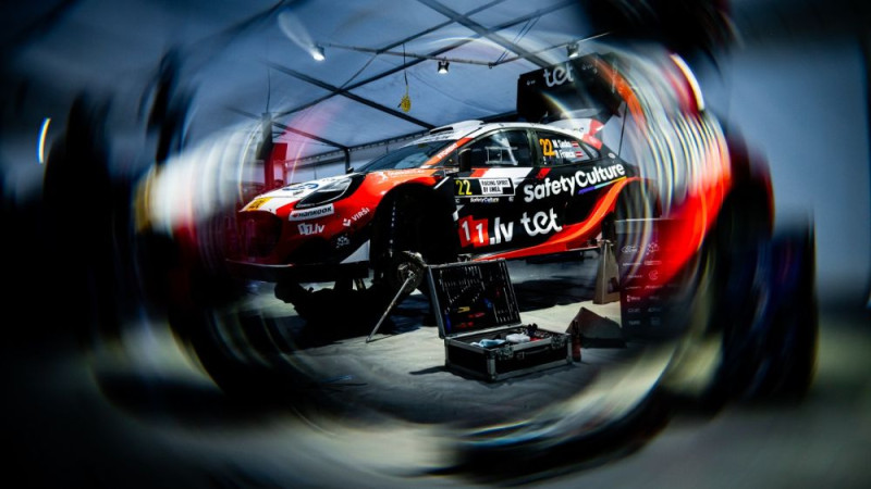 Video: Seskam tehniskas ķibeles jau pirmajā ātrumposmā