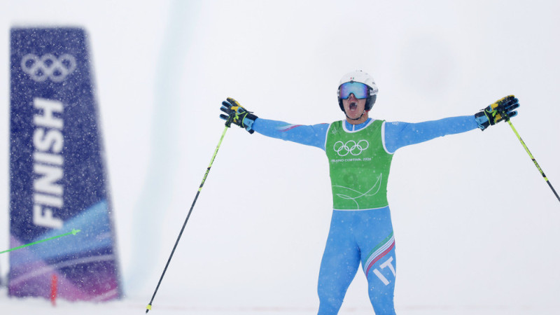 Itālis Deromediss triumfē skikrosā, olimpiskais čempions Regecs saņem dzelteno kartīti
