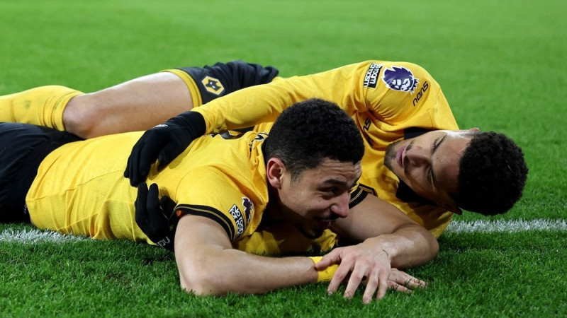 Vilki turpina šausmināt līderus, šoreiz upuris – "Liverpool"