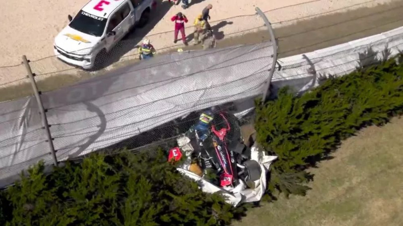 Video: "IndyCar" pilots iztriecas cauri barjerai, bet paliek neskarts