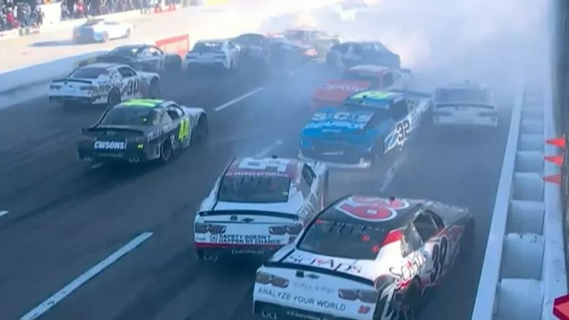 Video: Masveida NASCAR sadursmē tiek pilnībā nobloķēta trase