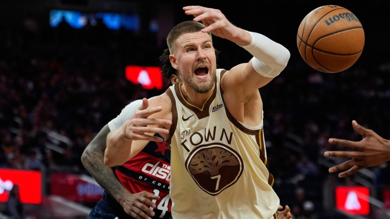 Atraisītajam Porziņģim cīņa pret uzvaru virknē esošo Denveru, Girgensonam uznāciens pēc pusnakts