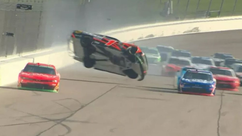 Video: NASCAR kvalifikācijas uzvarētāja auto pēc sadursmes met kūleņus