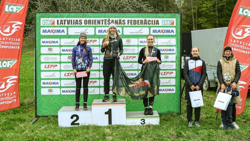 Orientieristes skaidro spraigo cīņu par zeltu LČ garajā distancē