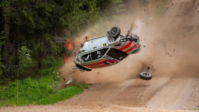 Poļu stūrmanis lielajā avārijā Žemaitijas rallijā guvis mugurkaula traumu