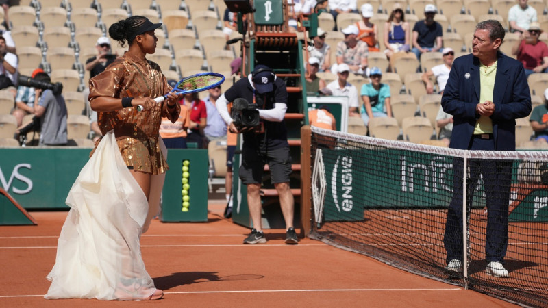 "French Open" čempione ietraucas trešajā kārtā, Osaka turpina modes skati