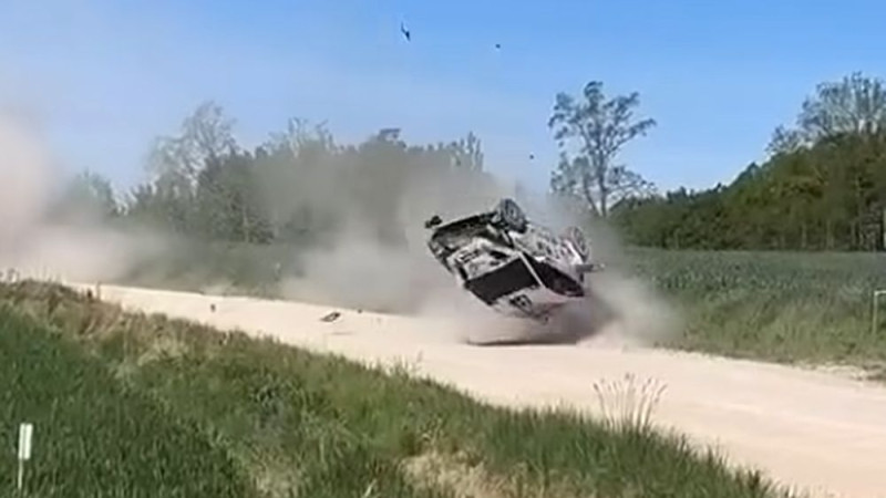 Video: Grieķu pilots tiek cauri sveikā lielā avārijā rallijā "Kurzeme"