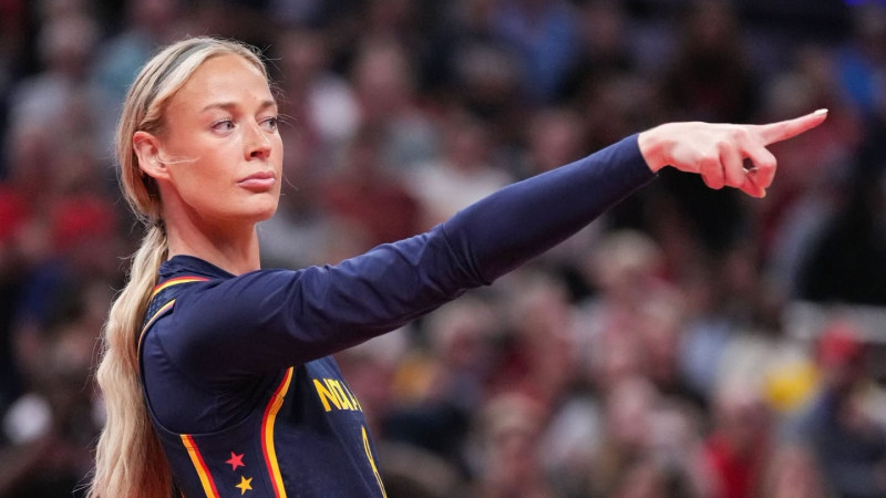 WNBA basketboliste pēc pirksta rādīšanas kļūst vēl slavenāka