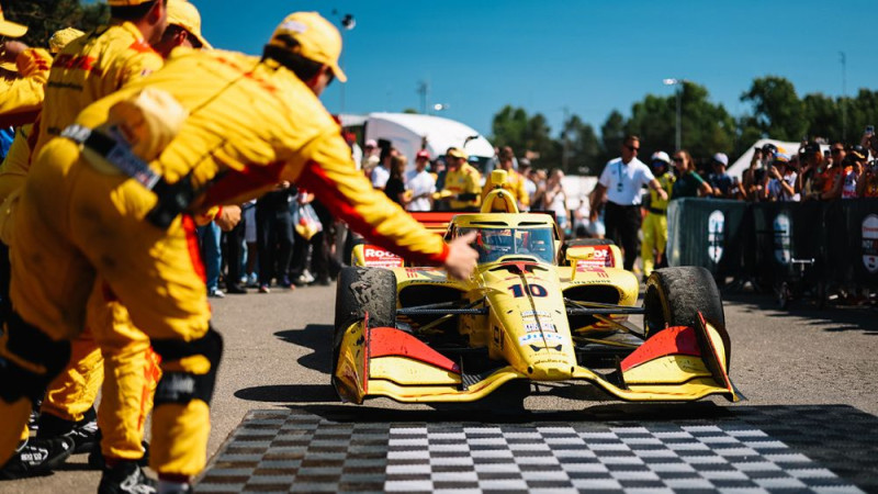 Palou ar sekmīgu stratēģiju izcīna jau sesto uzvaru šajā "IndyCar" sezonā