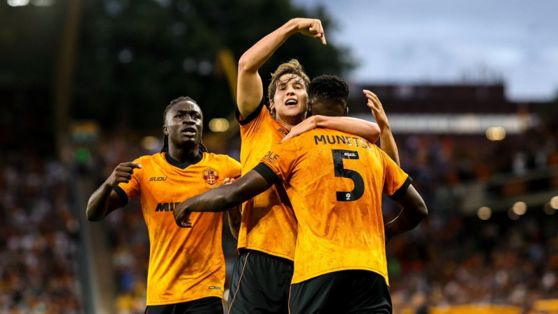 Anglijas futbols atgriežas – "Wolves" sāk ceļu atpakaļ uz Premjerlīgu