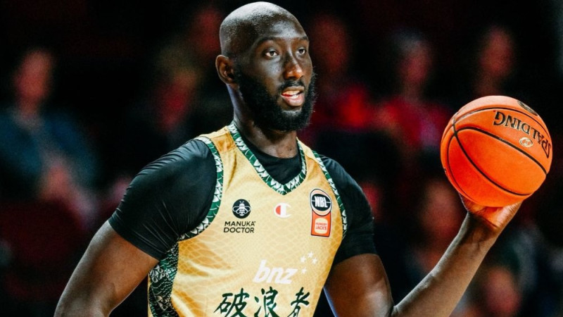 Pie NBA apvāršņa atgriezies fanu iecienītais ″milzis″ Fols
