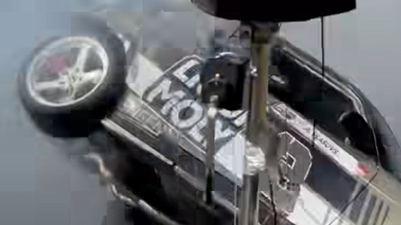 Video: "Raganas katls" kļūdas nepiedod - iespaidīga BMW avārija