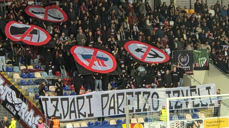 "Izdari pareizo izvēli!": Latvijas izlases spēlē izskan priekšvēlēšanu vēstījums