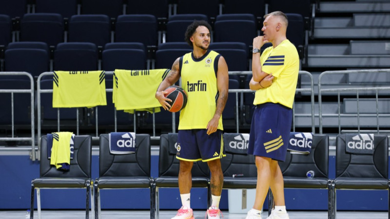 Larkins debitē ''Fenerbahce'' kreklā, Stambulas grands knapi nosargā uzvaru